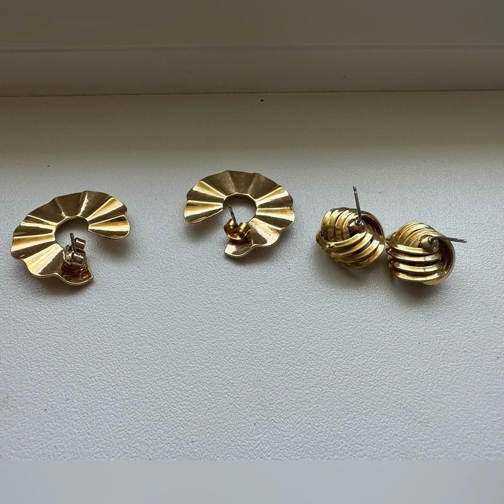 Set of 2 Vintage 1980's Gold Colored Earrings